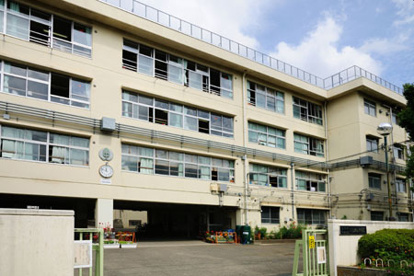 世田谷区立上祖師谷中学校の画像1
