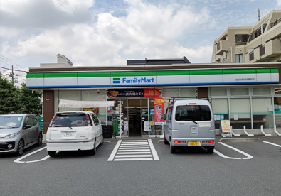 ファミリーマート 世田谷教育会館前店の画像1