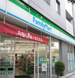 ファミリーマート 三軒茶屋駅南口店の画像1