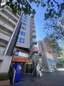 みんなのへや月島駅前店は、MOMO2佃ビルの4階になります。 みんなのへや月島駅前店の画像1