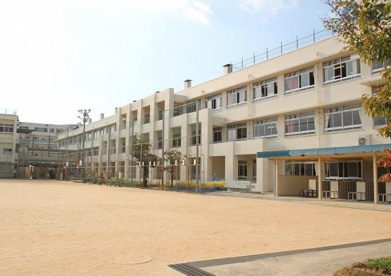 広島市立比治山小学校の画像1