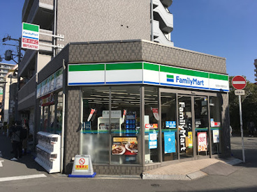 ファミリーマート 阪急中津駅前店の画像1