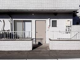 路地裏のアパートの画像1