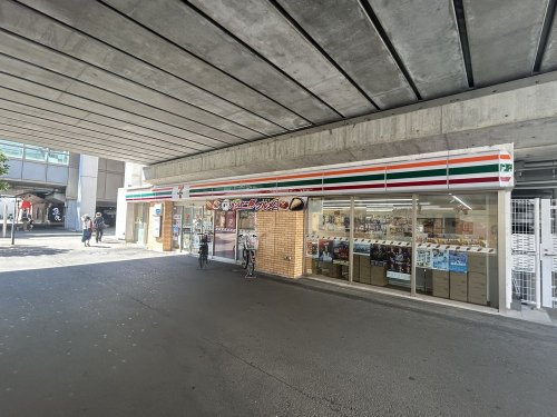 セブンイレブン　横浜センター北駅店の画像