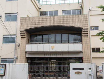 世田谷区立駒留中学校の画像1