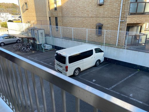 月額11,000円(税込)の敷地内平置駐車場