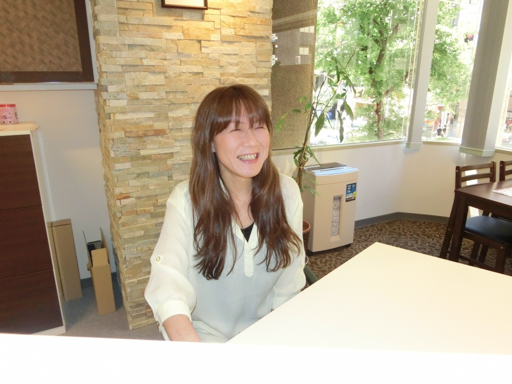 女性 スタッフの画像
